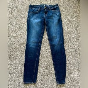 Women’s American Eagle skinny jeans. Size 6. Tight at the ankle.
